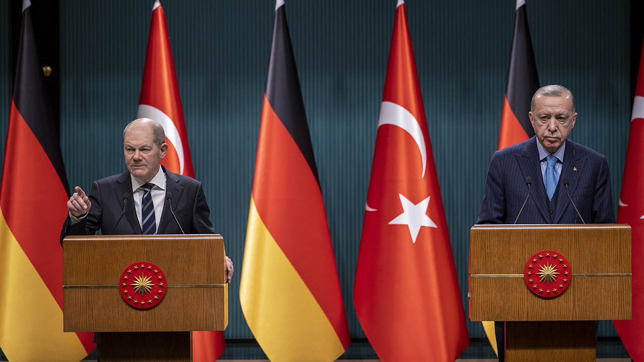 Almanya'nın Türkiye'ye ambargosu soruldu! Olaf Scholz cevap veremedi