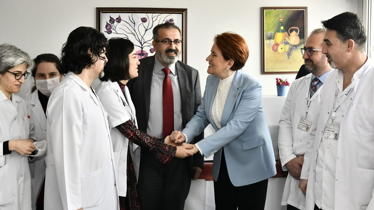 Meral Akşener ziyaret ettiği doktorların Tıp Bayramı'nı kutladı