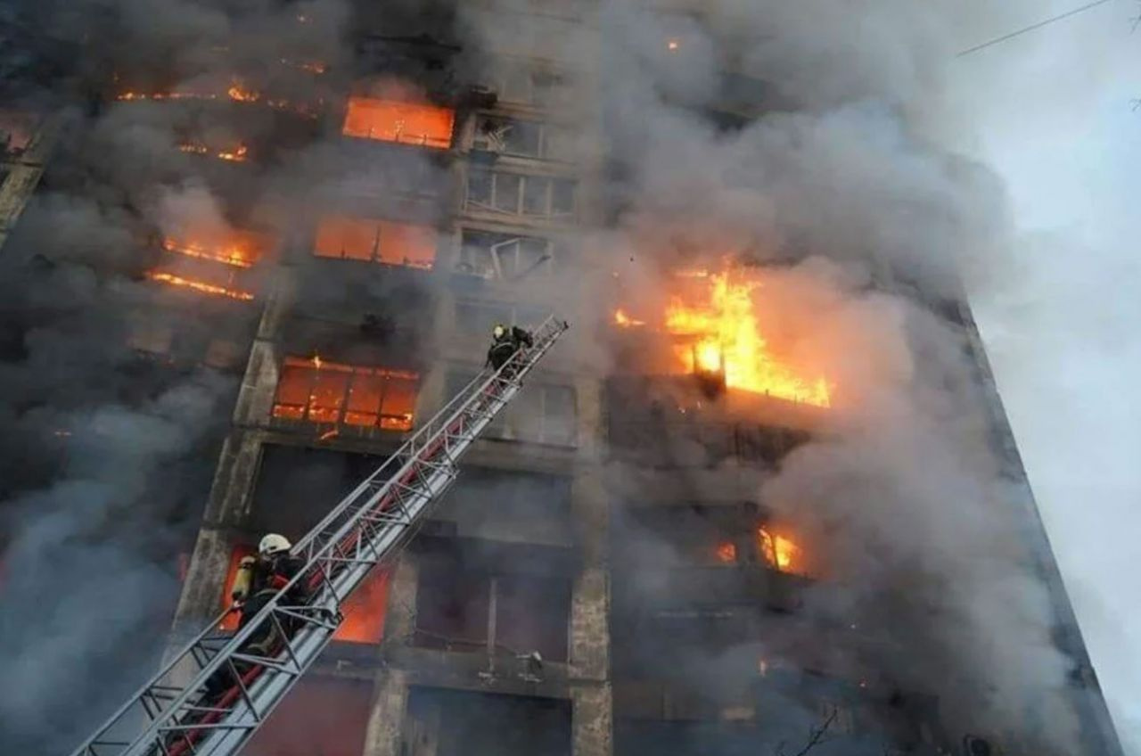 Rusya Kiev'de bir apartmanı vurdu! Cehenneme dönen binada ölü ve yaralılar var