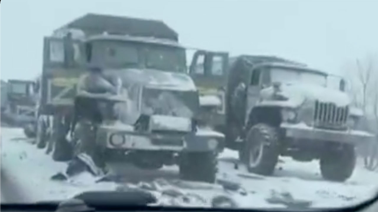 Şok görüntüler! Harkov'da Rusların Yıkım Konvoyu imha edildi karın altında terkedip kaçtılar