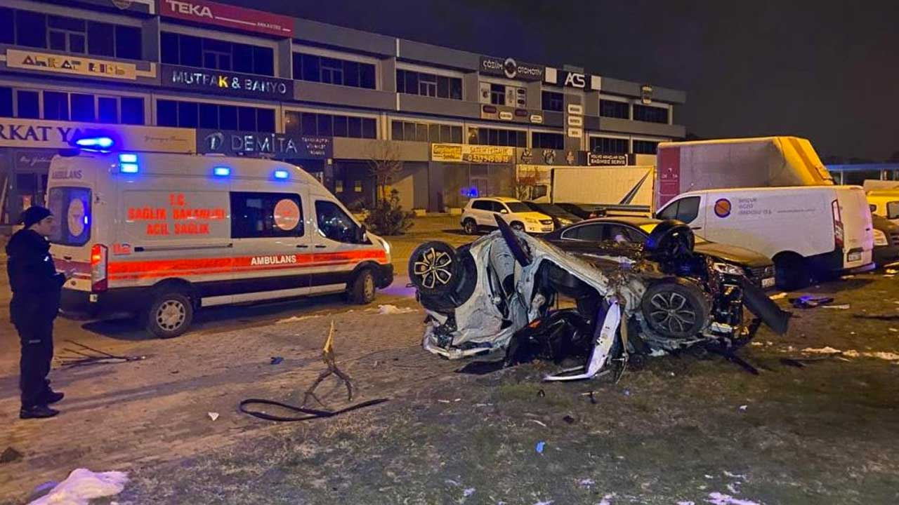 Bursa'da otomobil taklalar atarak 50 metre sürüklendi: 2 ölü