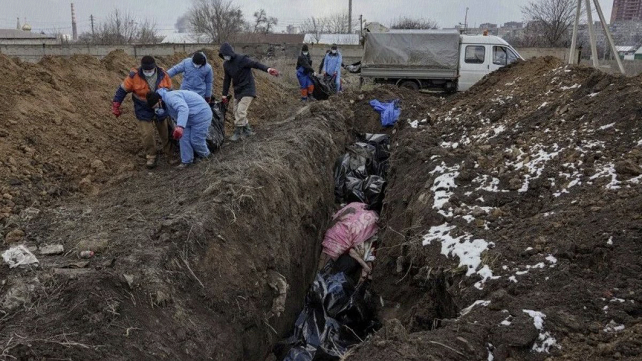 Ukrayna'da sivil kayıplar için toplu mezarlar kazılıyor