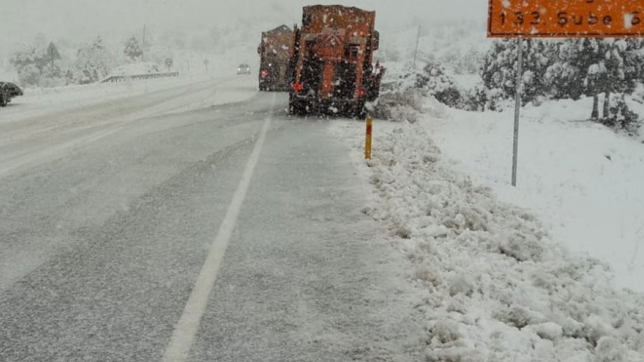 Kuvvetli kar yağışı etkili oluyor! Yol ulaşıma kapatıldı