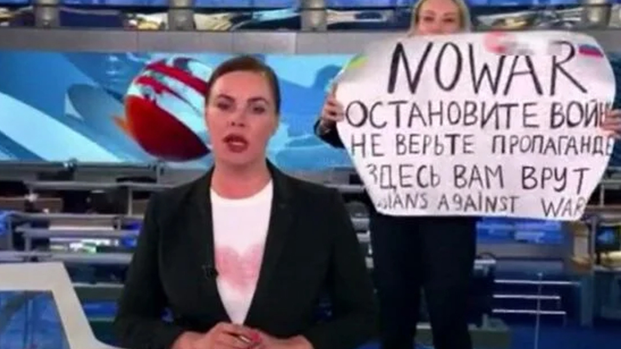Rusya'nın en cesur kadını bakın ne ceza aldı! Canlı yayında Ukrayna işgalini protesto etmişti