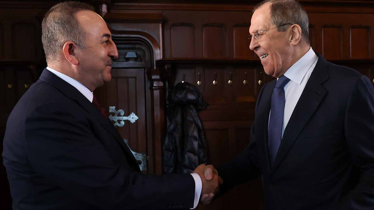 Mevlüt Çavuşoğlu Moskova'da Lavrov ile buluştu Toplantı sonrası Montrö ve tahliyeler için önemli açıklamalar