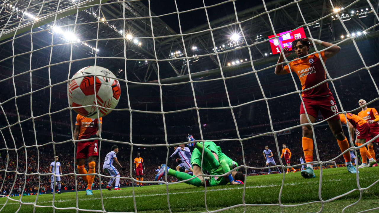 Barcelona'ya 2-1 mağlup olan Galatasaray'da Avrupa defteri kapandı