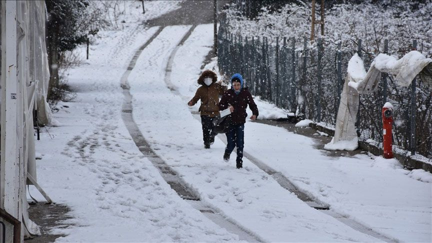 Kar bastırdı 18 Mart okullar tatil edildi! İstanbul dahil 17 ilde yüz yüze eğitime ara verildi