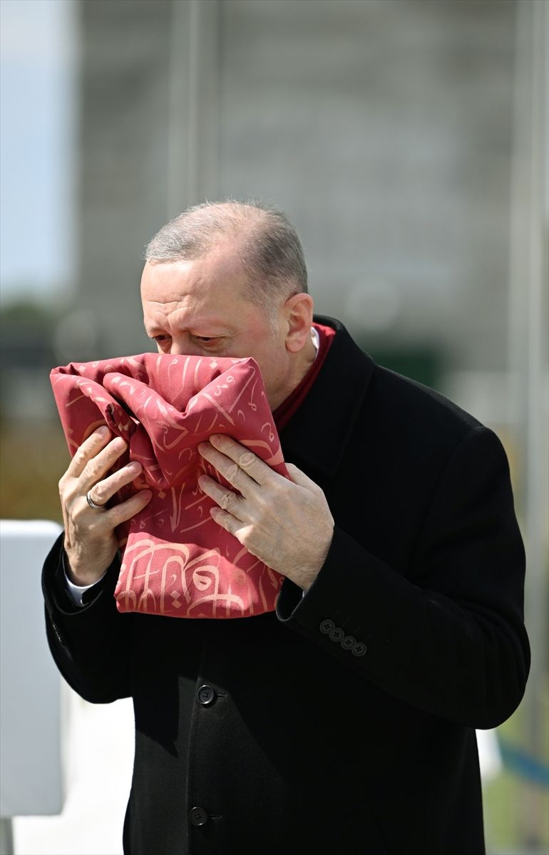 129 yıl sonra Çanakkale'ye döndü Cumhurbaşkanı Erdoğan öperek teslim aldı