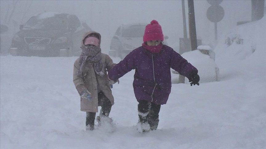 Kar bastırdı 18 Mart okullar tatil edildi! İstanbul dahil 17 ilde yüz yüze eğitime ara verildi