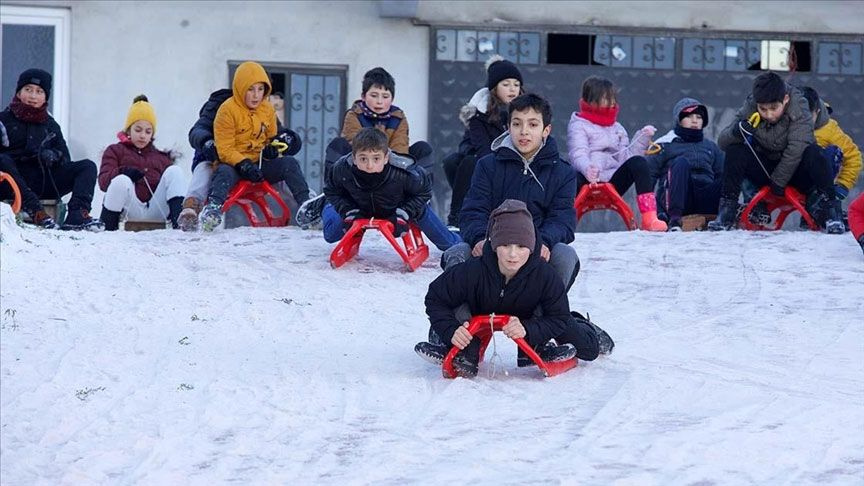 Kar bastırdı 18 Mart okullar tatil edildi! İstanbul dahil 11 ilde yüz yüze eğitime ara verildi