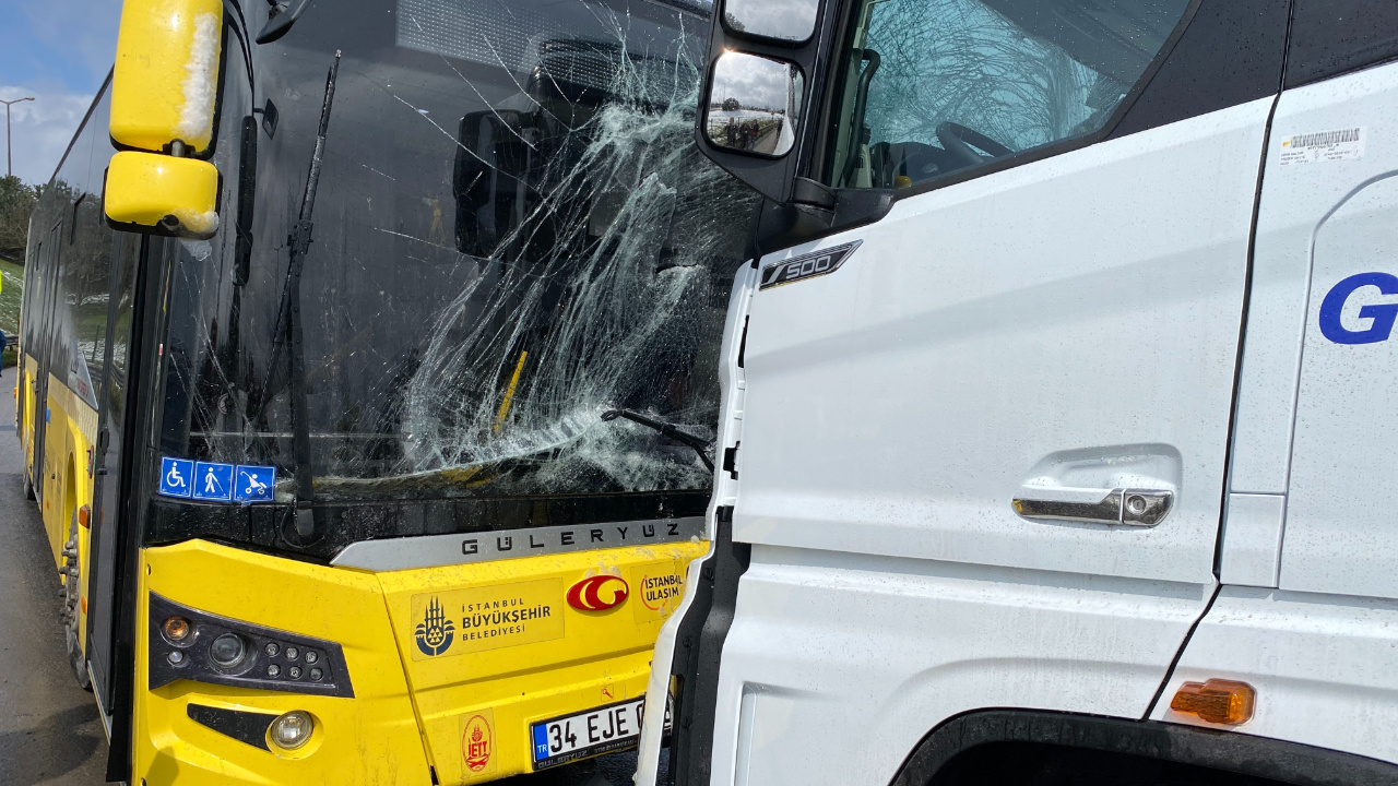 İstanbul'da İETT otobüsü TIR ile kafa kafaya çarpıştı! Şoför hastanelik oldu