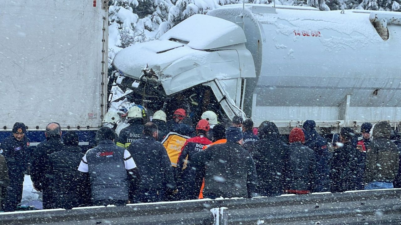 TEM Otoyolu'nda korkunç kaza! 14 TIR, 8 otomobil ve 3 otobüs birbirine girdi: Çok sayıda yaralı var