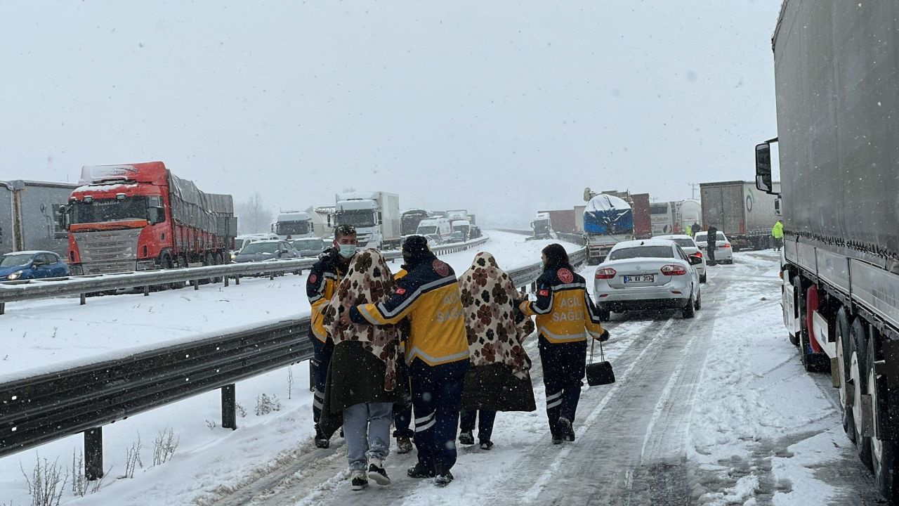 TEM Otoyolu'nda korkunç kaza! 14 TIR, 8 otomobil ve 3 otobüs birbirine girdi: Çok sayıda yaralı var