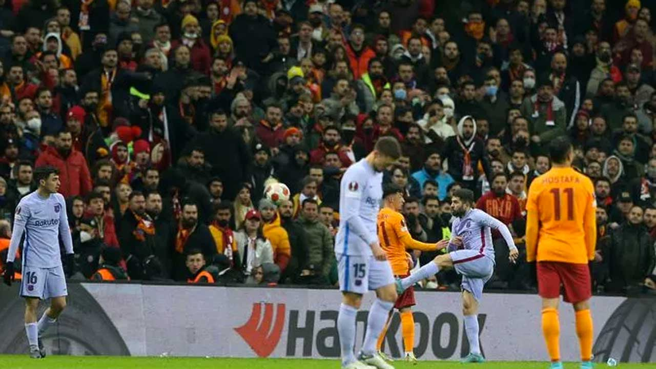 Galatasaray taraftarını çıldırtan ikili: Pique-Jordi Alba tribünleri böyle kışkırttılar