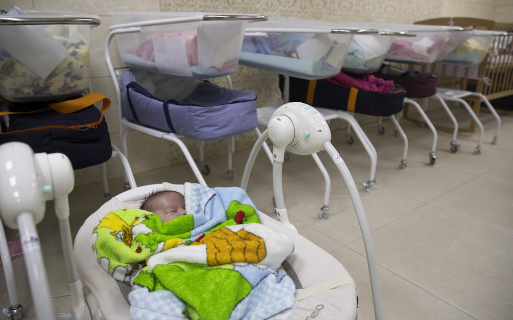 Ukrayna'nın öteki yüzü! Avrupa'nın taşıyıcı annelik merkezi Ukrayna'da bebekler ortada kaldı