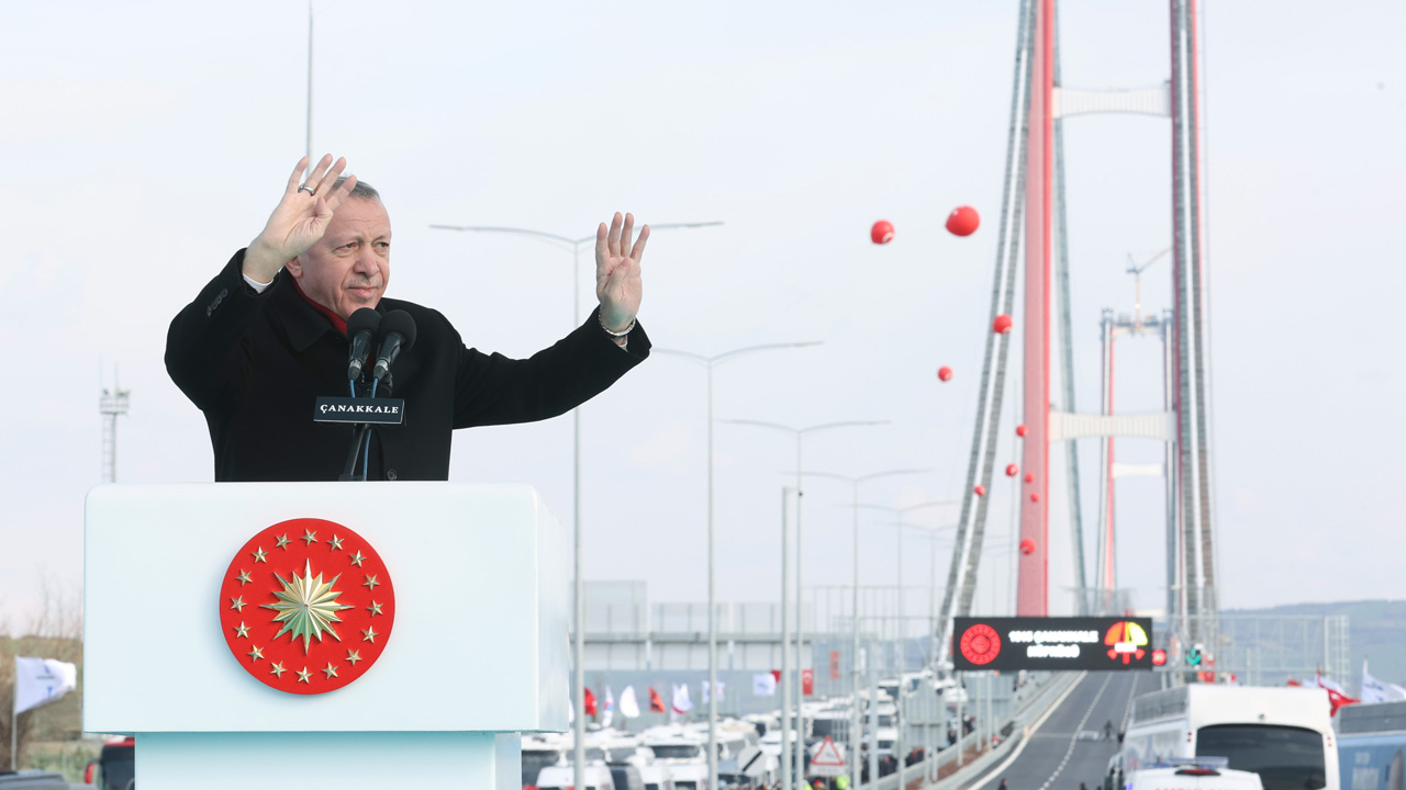 Erdoğan 'Çanakkale Köprüsü'nün geçiş ücretini 200 lira yaptık pahalı mı' diye sorunca...