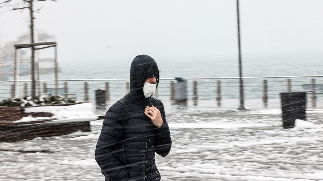 Meteoroloji'den saatlik uyarı! İstanbul Valisi Ali Yerlikaya kuvvetli kar yağışı beklenen saati açıkladı