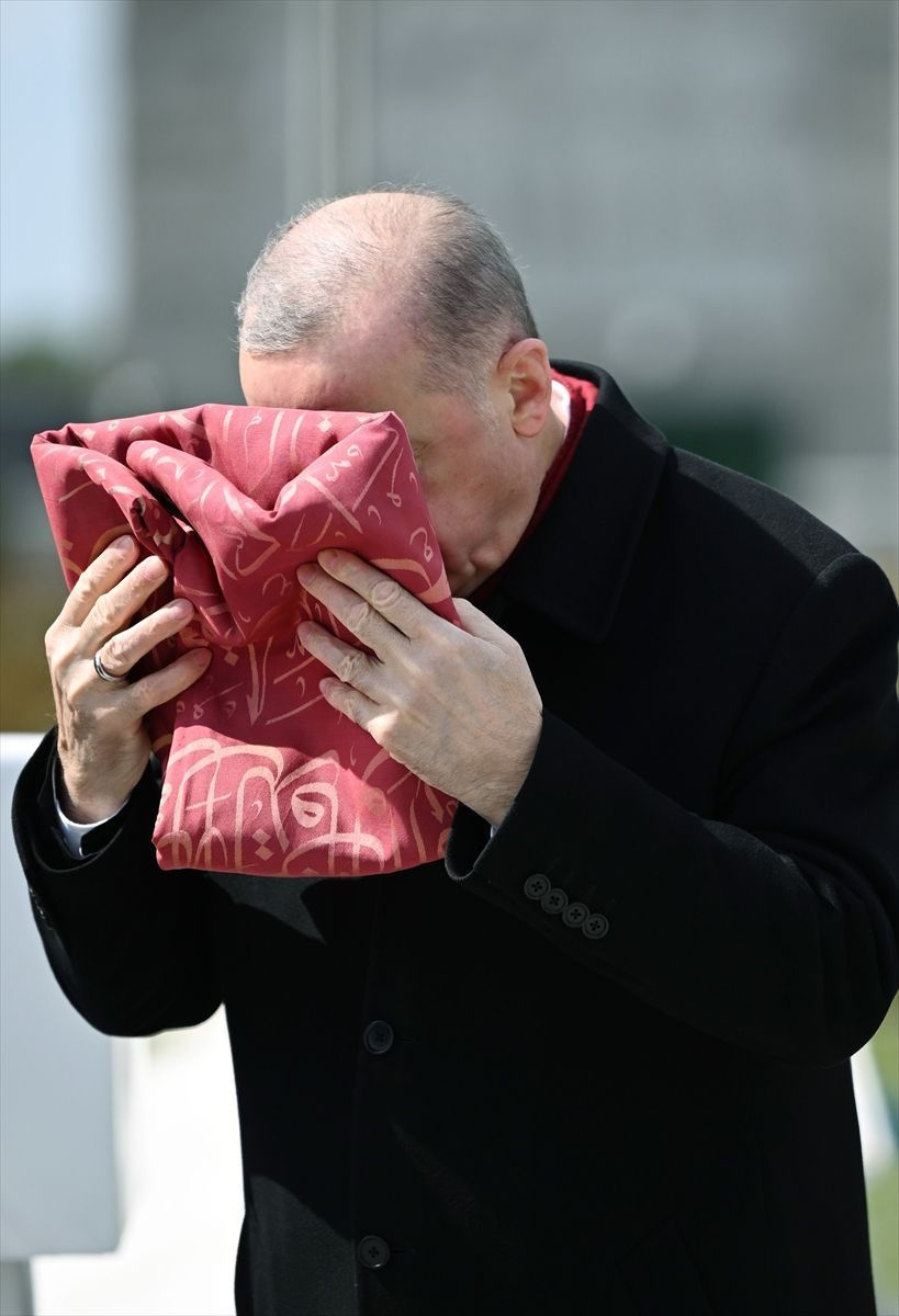 Cumhurbaşkanı Erdoğan öperek teslim aldı! İşte 129 yıllık o sancağın hikayesi