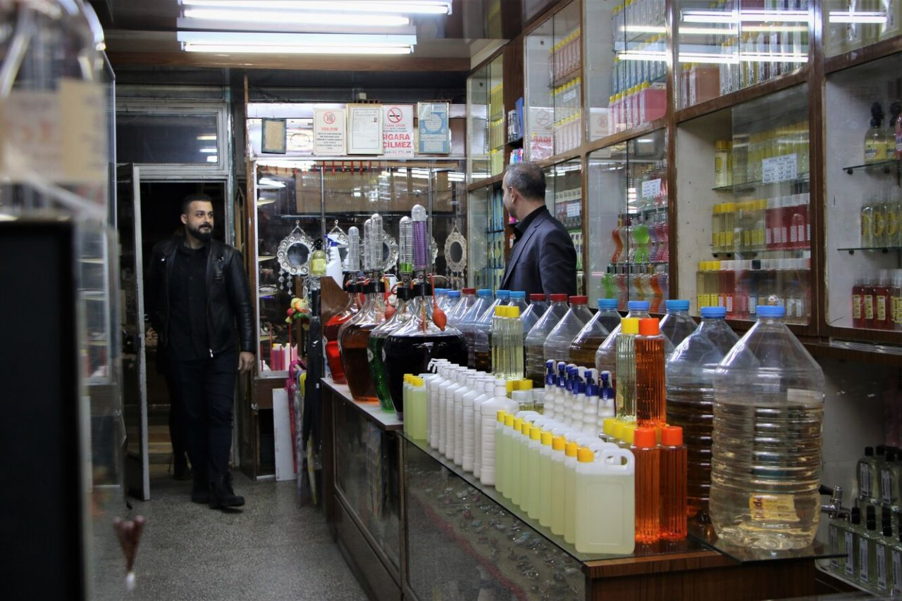 Elazığ'da mühendislik yerine baba mesleğini yaptı! 30 metrekarelik dükkâna sipariş yağıyor