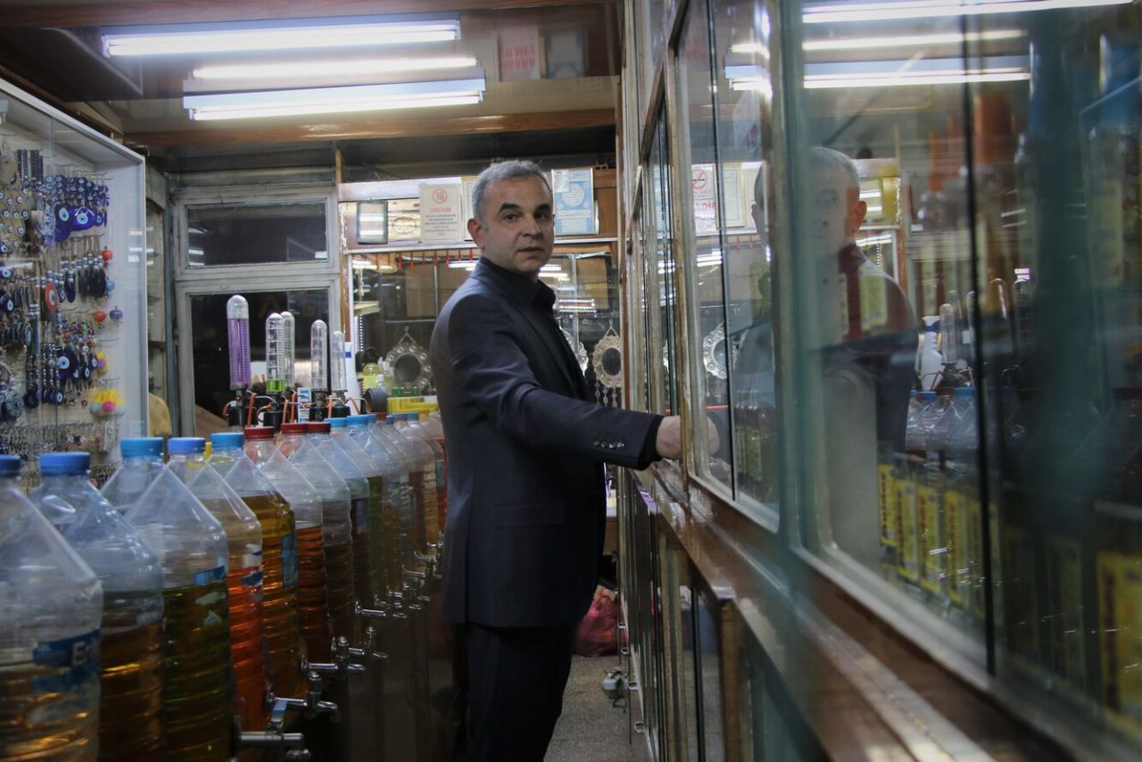 Elazığ'da mühendislik yerine baba mesleğini yaptı! 30 metrekarelik dükkâna sipariş yağıyor