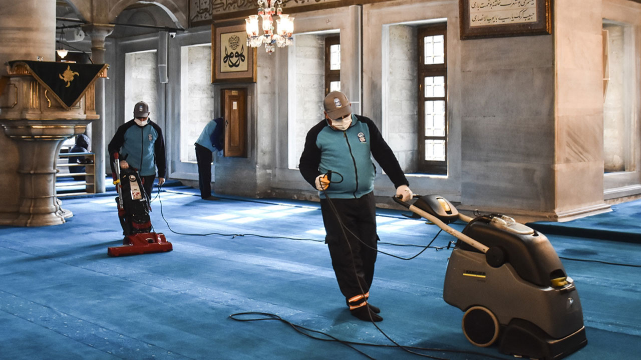 Eyüp Sultan Camisi ramazan ayı için gül suyuyla yıkandı