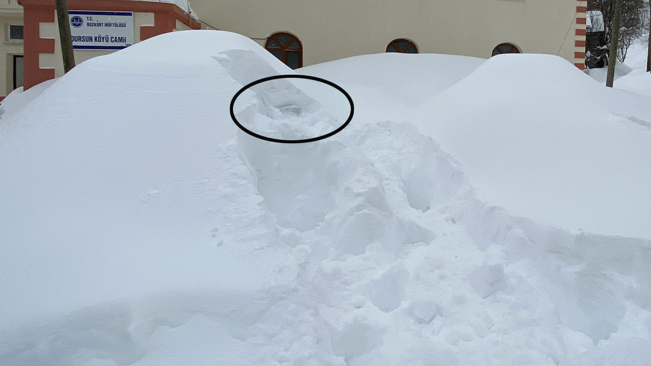 Kastamonu Bozkurt'ta arabalar kar altında kaldı araçlara böyle ulaştılar