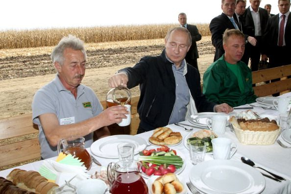 Putin'i ölüm korkusu sardı! Her yemekten önce bakın ne yaptırıyor: Montunun fiyatını duyan inanamadı