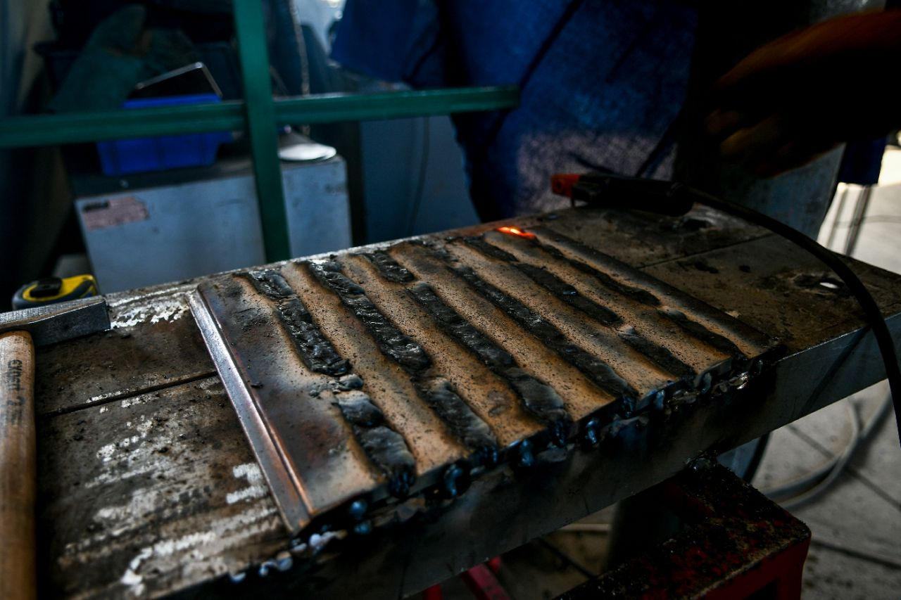 Ukrayna'da Rus ordusunun hurdaya çevirdiği araçlardan çelik yelek yapılıyor