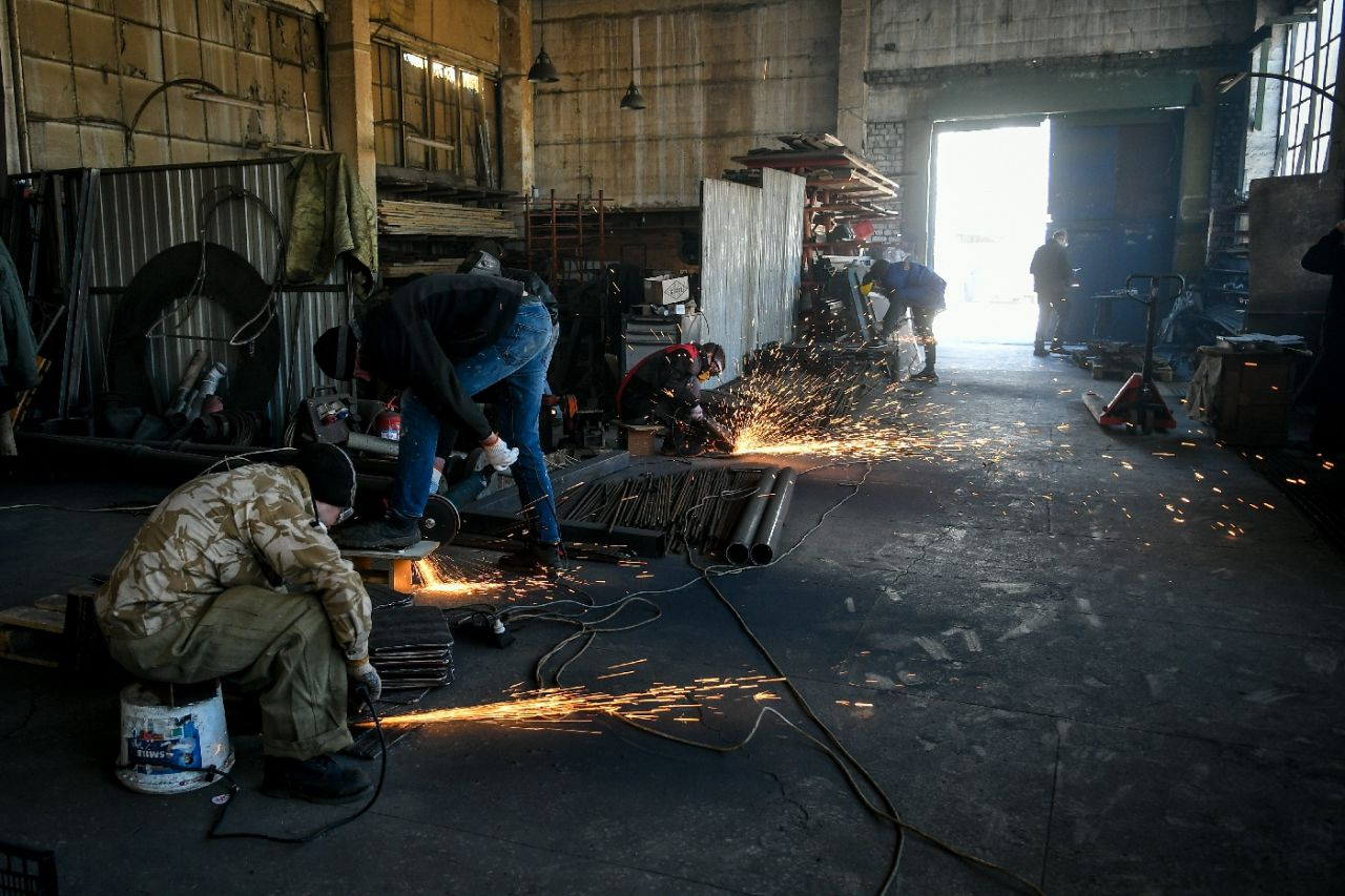Ukrayna'da Rus ordusunun hurdaya çevirdiği araçlardan çelik yelek yapılıyor