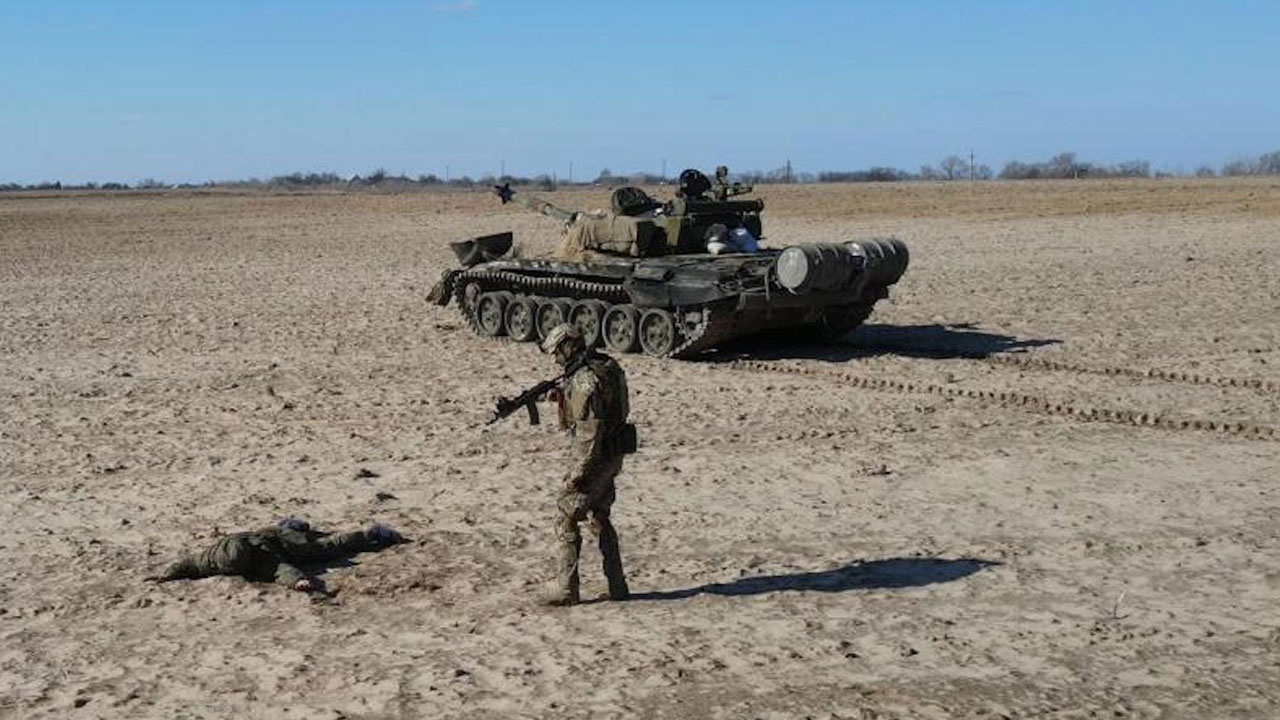 Böylesi ilk kez oluyor! Ukrayna 'tankını getirene 10 bin dolar ödül koydu! Rus asker tankını getirip teslim etti
