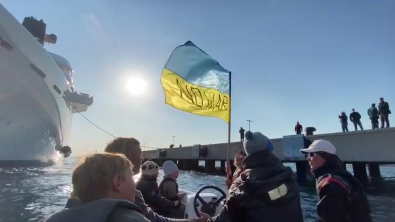 Putin'in dostu Roman Abramoviç'e Türkiye'de protesto şoku! Sahil güvenlik harekete geçti