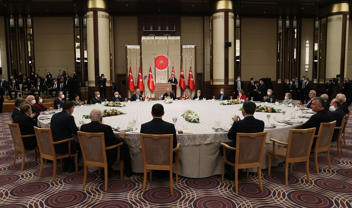 Cumhurbaşkanı Erdoğan'ın eski AK Parti milletvekillerine verdiği yemekte neler yenildi? Hangi müzikler dinlendi?