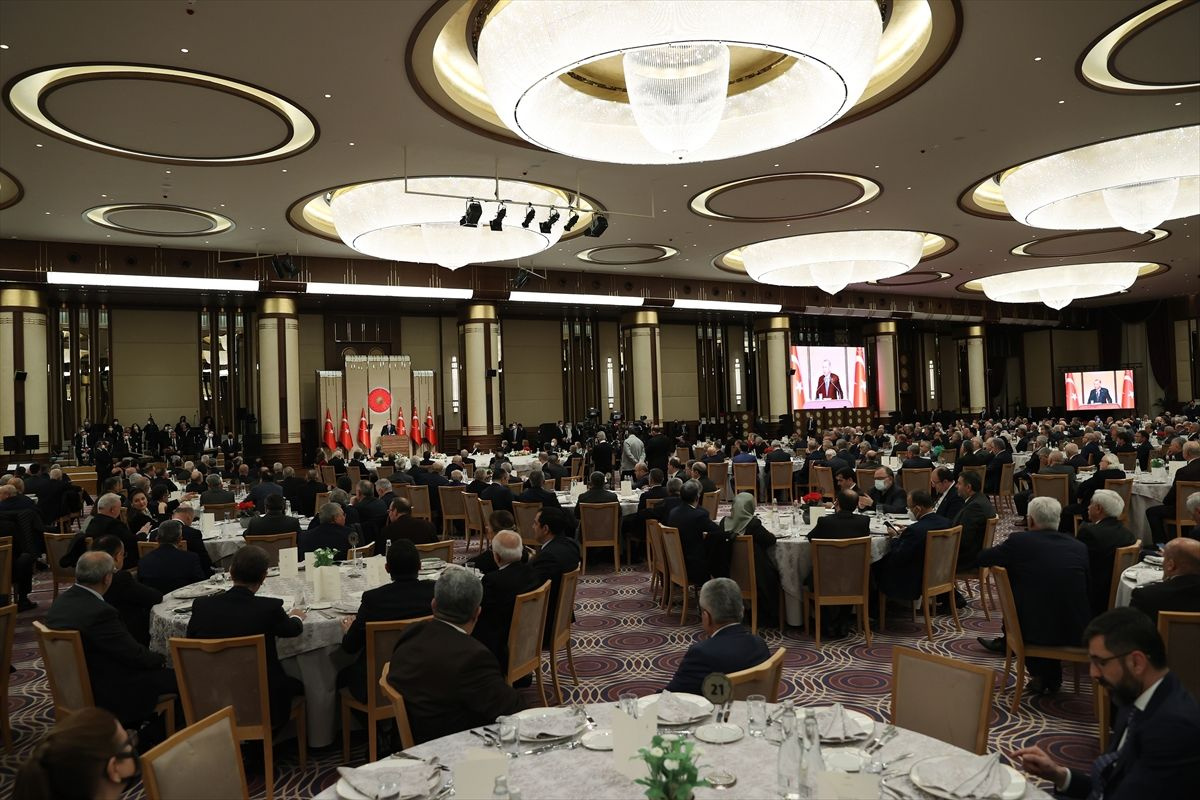 Cumhurbaşkanı Erdoğan'ın eski AK Parti milletvekillerine verdiği yemekte neler yenildi? Hangi müzikler dinlendi?