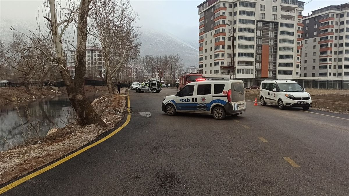 Feci kaza!  Otomobil nehre düştü ölü ve yaralılar var