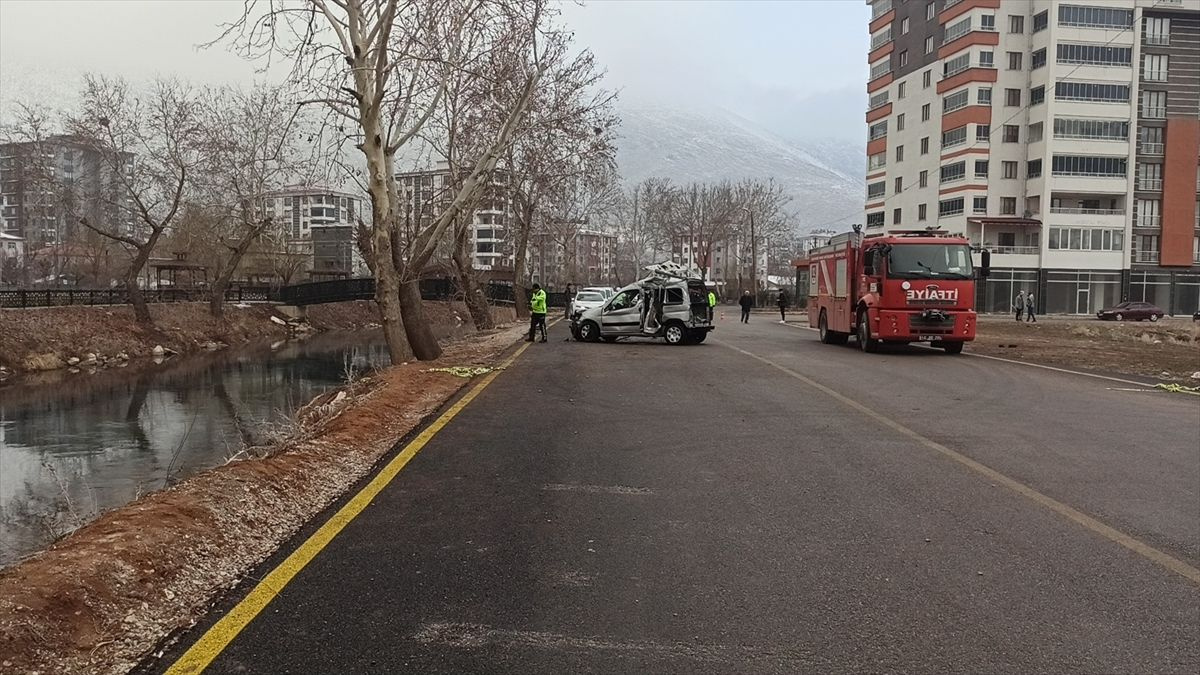 Feci kaza!  Otomobil nehre düştü ölü ve yaralılar var