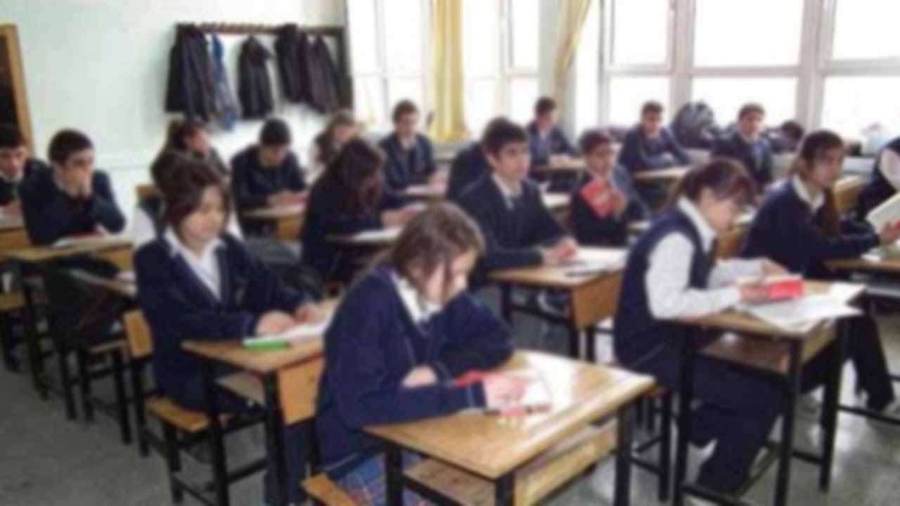 Kız erkek öğrencileri ayırın talimatına soruşturma: Kızlarla erkeklerin yan yana oturtulduğunu görüyorum