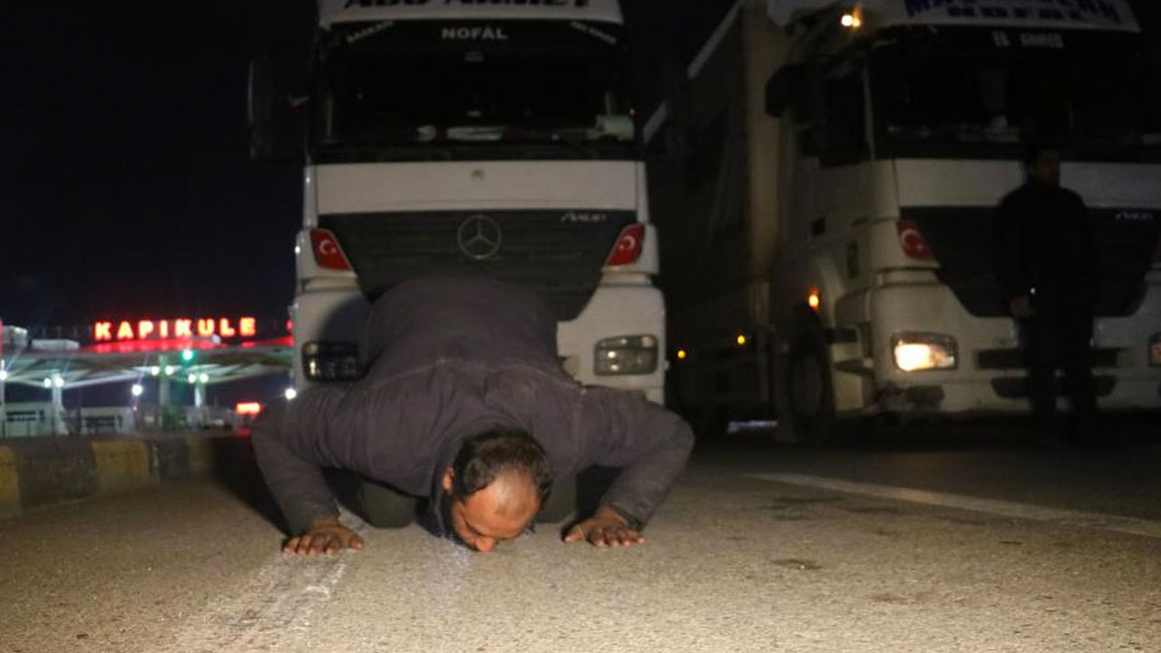 Tırın altında ve ormanlıklarda saklanan tır şoförü Türkiye'ye girer girmez toprağı öptü