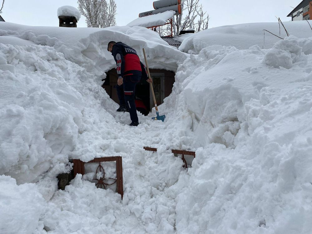 Kar kütleleri evi resmen yuttu! Aile mahsur kaldı inanılmaz görüntü