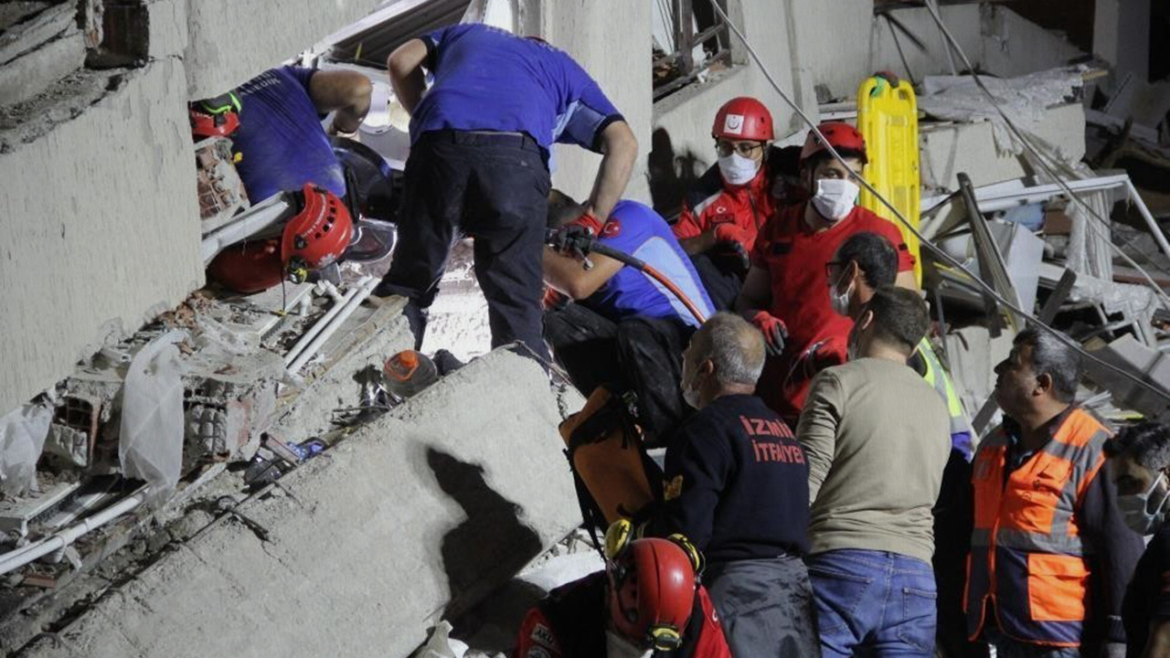 İzmir depreminde 30 kişiye mezar olmuştu: Mahkeme başkanının sözleri gerginlik yarattı: Şov yapmayın