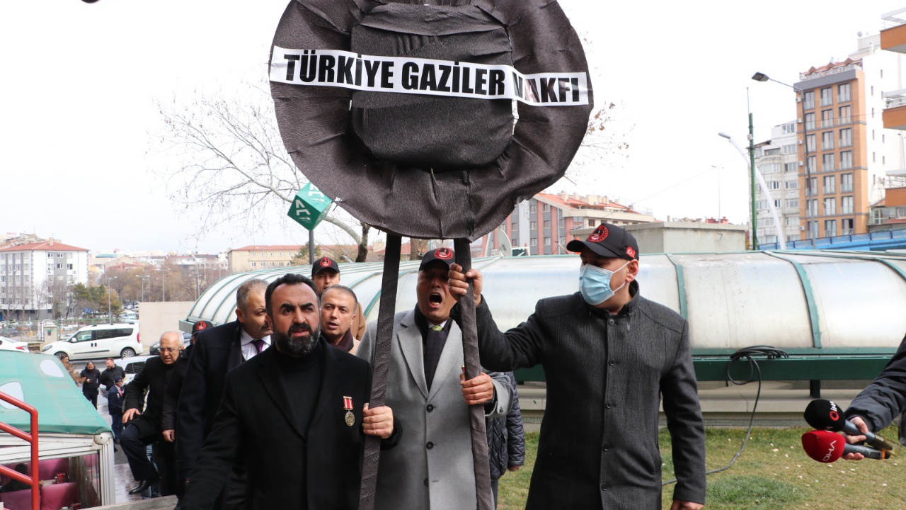 Şehit ve gazi yakınlarından Türk Tabipler Birliği'ne siyah çelenk: Türk kelimesi kaldırılsın