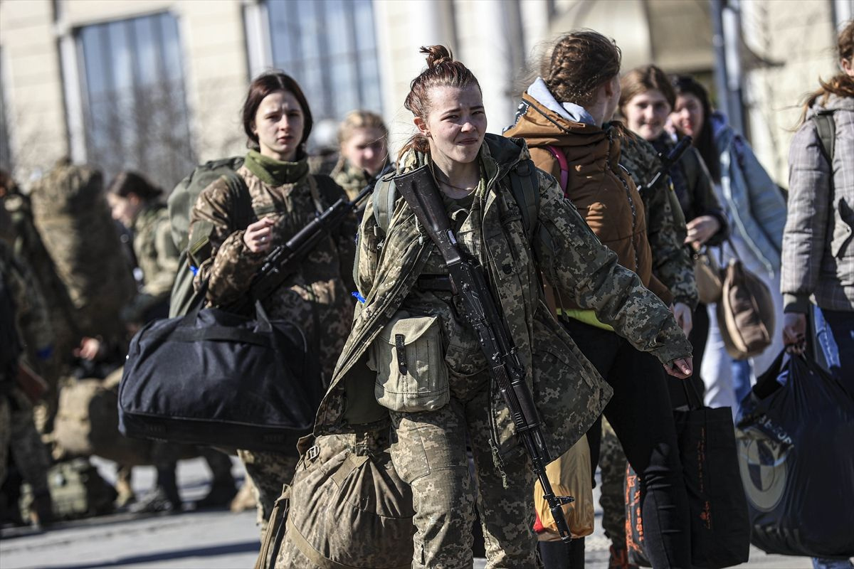 Ukrayna'nın kadın askerleri savaşa böyle gitti! Trenlere binip güle güle cepheye gittiler