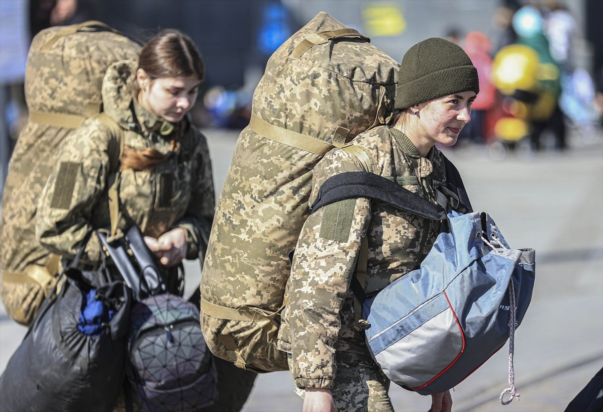 Ukrayna'nın kadın askerleri savaşa böyle gitti! Trenlere binip güle güle cepheye gittiler