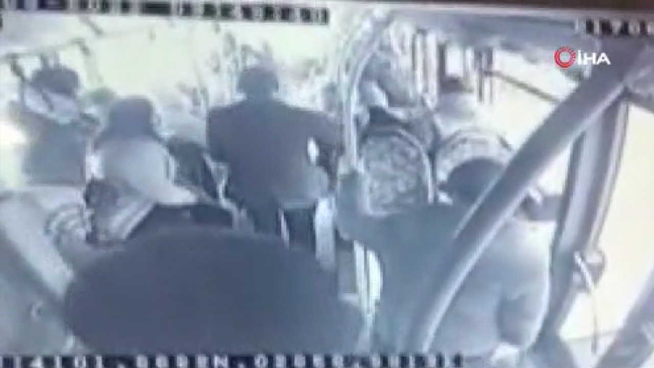 İstanbul'da 'hepiniz aynısınız' deyip seyir halindeki İETT şoförüne saldırdı! Korku dolu anlar kamerada