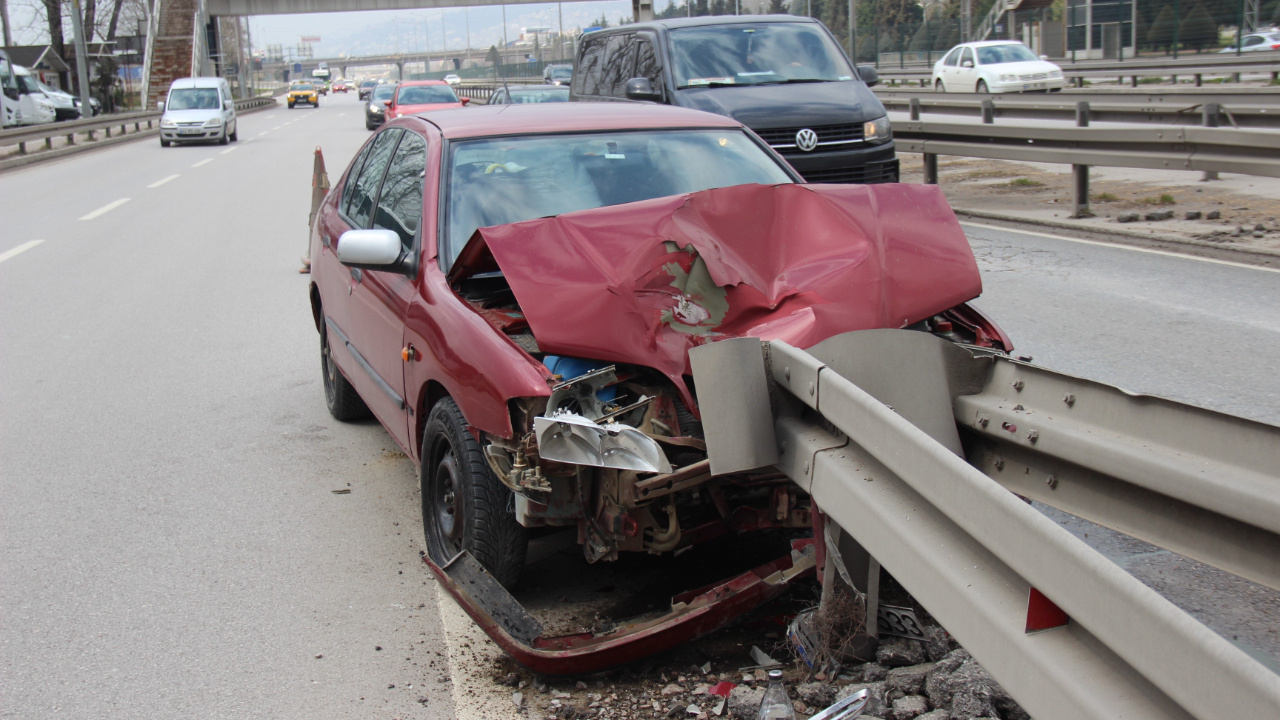 Kocaeli'de korkunç kaza! Otomobil bariyere ok gibi saplandı: Kullanılmaz hale geldi