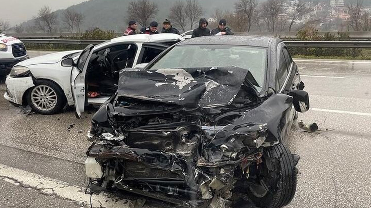 İki otomobil çarpıştı:1 polis memuru hayatını kaybetti