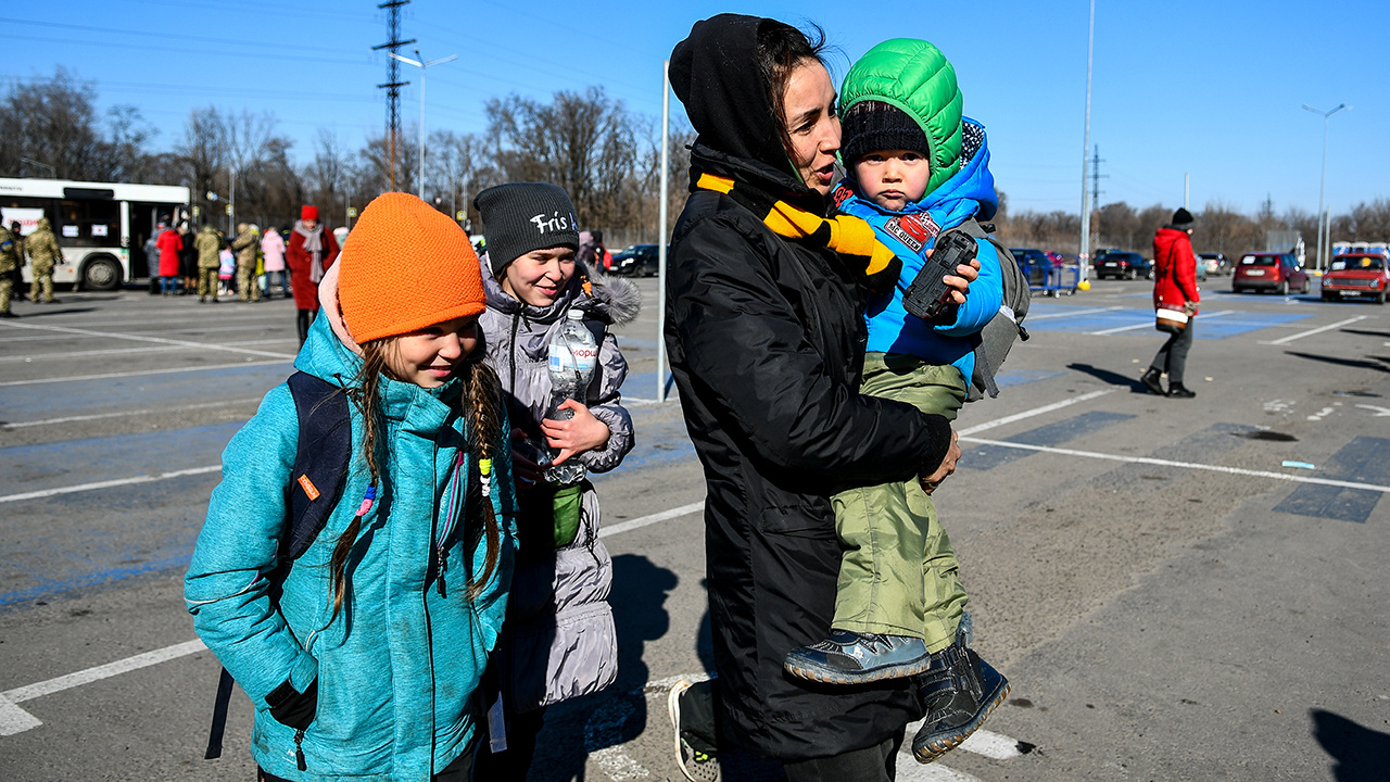 Ukraynalı mültecilerin İsveç korkusu! Yağmurdan kaçarken doluya tutuldular