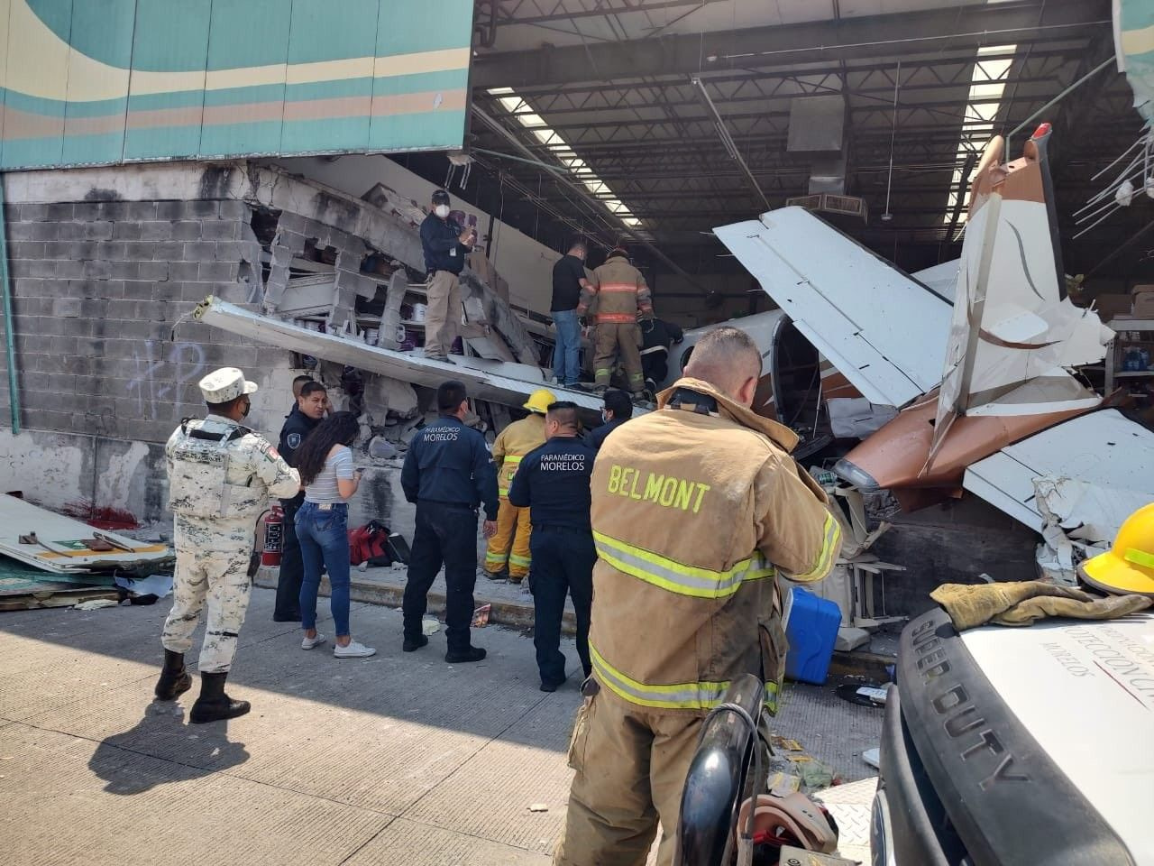 Uçak süpermarketin üzerine düştü! Meksika'da yaşandı: 3 ölü 5 yaralı