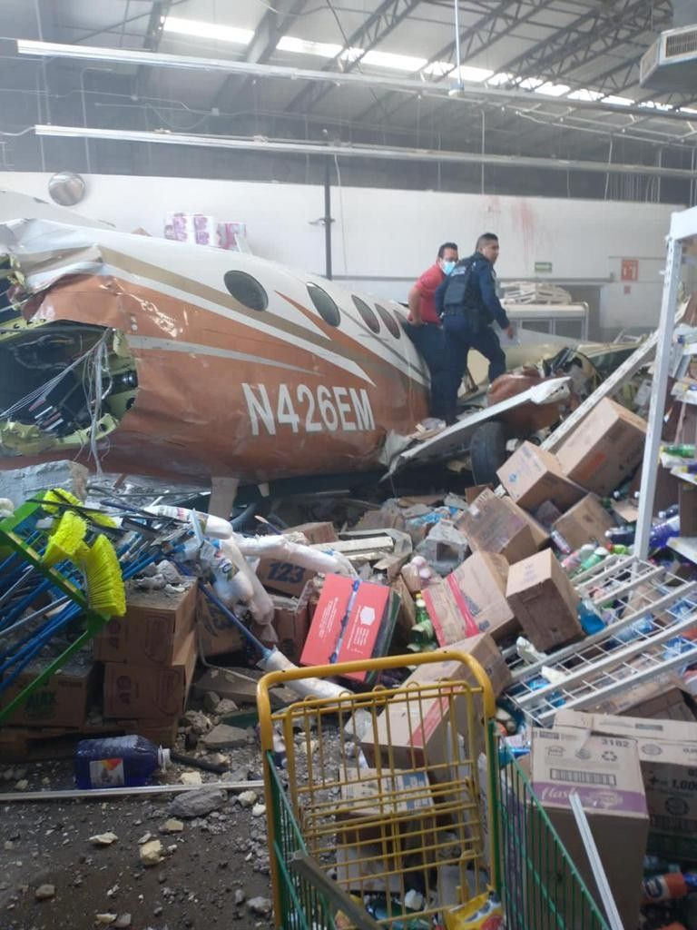 Uçak süpermarketin üzerine düştü! Meksika'da yaşandı: 3 ölü 5 yaralı