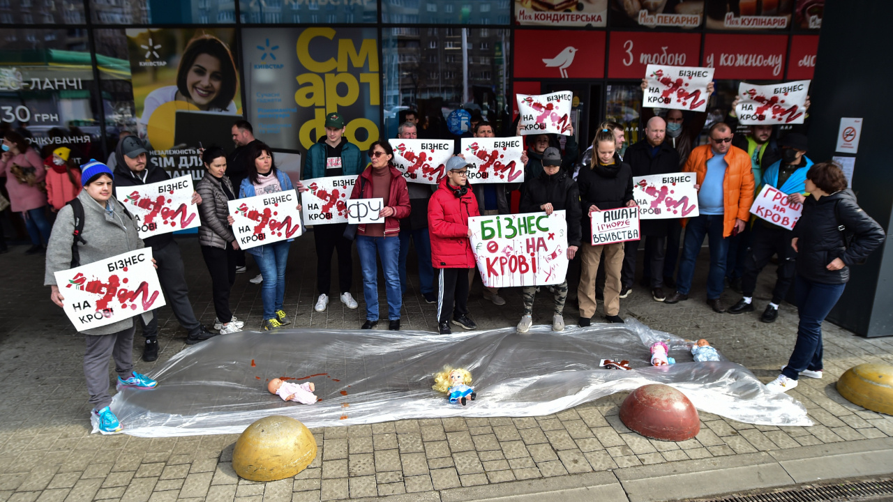 'Rusya'ya 150 milyon dolar vergi ödüyorlar' diyen Ukraynalılar Fransız market zincirini protesto etti