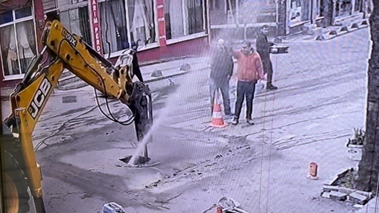İstanbul'da su borusu patladı! Fışkıran su metrelerce yüksekliğe ulaştı